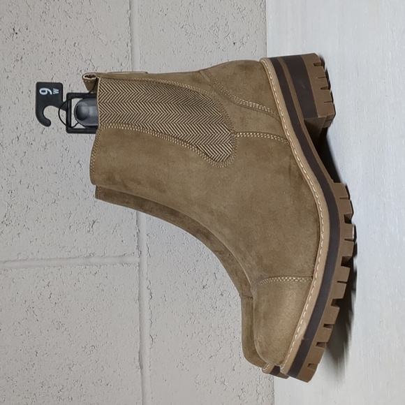 Time and Tru Shoes - Women's Time and Tru Lug Sole Slip On Chelsea Boot Size 9W NWT